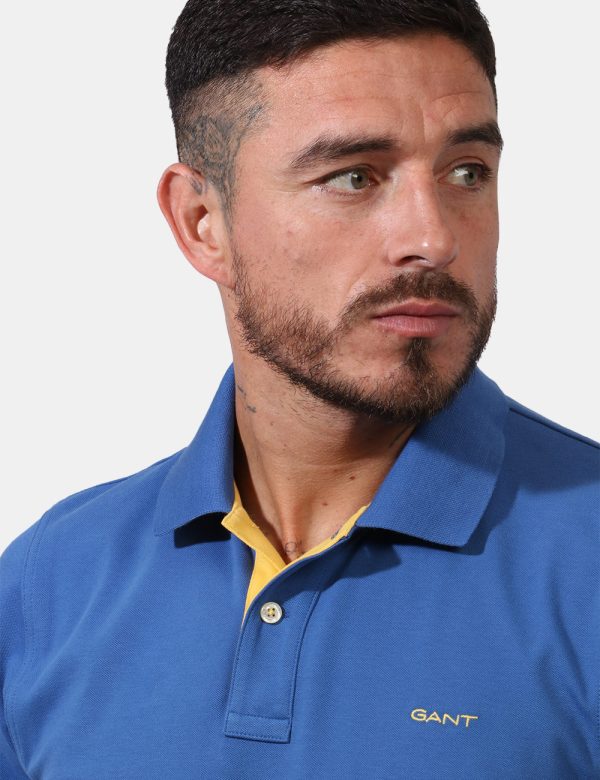 Polo Gant Blu - Polo in total blu ceruleo con patch logo brand applicato ad altezza cuore e profili in giallo pastello. Pres