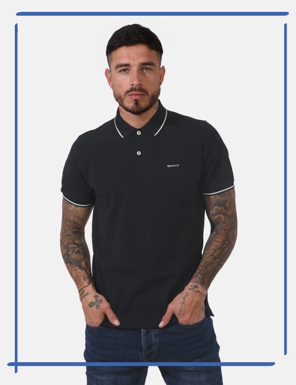 Polo Gant Nero - Polo in total nero con patch logo brand applicato ad altezza cuore e profili in bianco. Presente colletto a