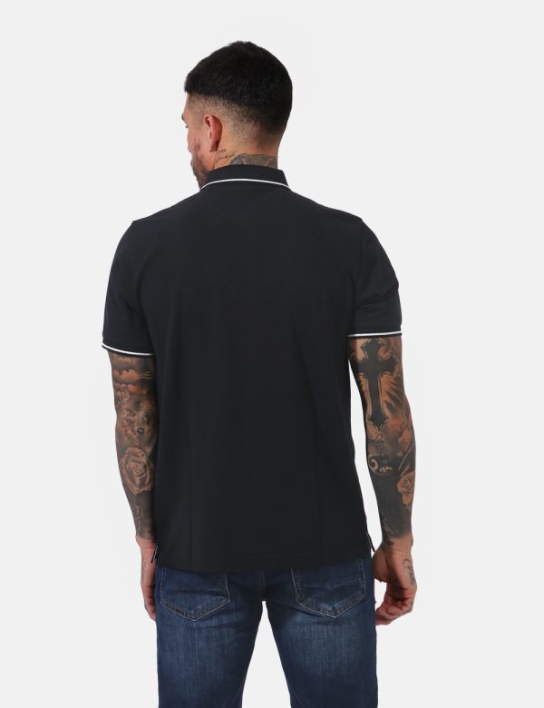 Polo Gant Nero - Polo in total nero con patch logo brand applicato ad altezza cuore e profili in bianco. Presente colletto a