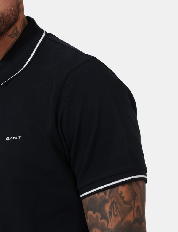 Polo Gant Nero - Polo in total nero con patch logo brand applicato ad altezza cuore e profili in bianco. Presente colletto a