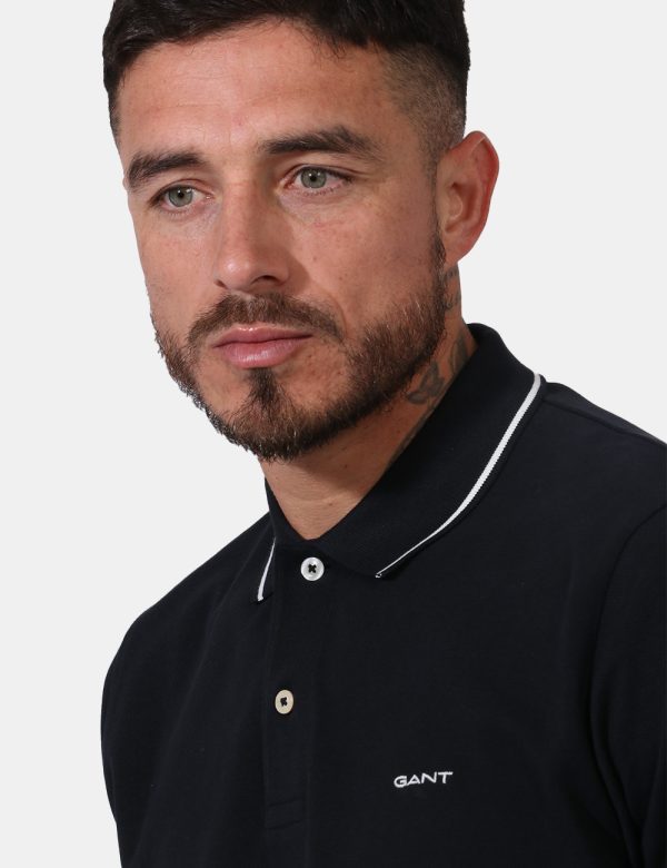 Polo Gant Nero - Polo in total nero con patch logo brand applicato ad altezza cuore e profili in bianco. Presente colletto a