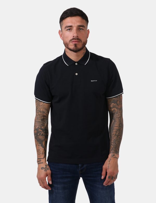 Polo Gant Nero - Polo in total nero con patch logo brand applicato ad altezza cuore e profili in bianco. Presente colletto a