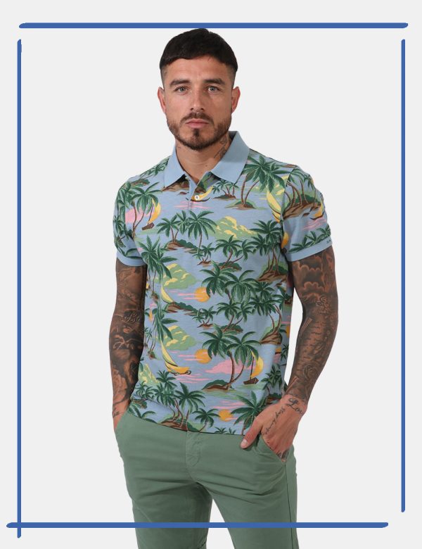 Polo Gant Fantasia - Polo su base azzurro pastello con stampa allover palme e tramonti in tinta coordinata. Presente collett