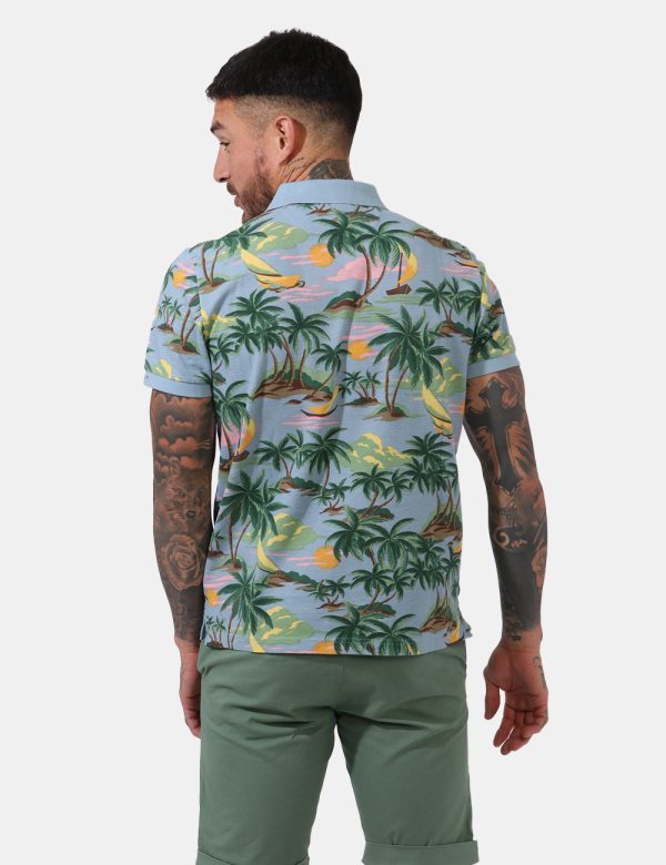 Polo Gant Fantasia - Polo su base azzurro pastello con stampa allover palme e tramonti in tinta coordinata. Presente collett