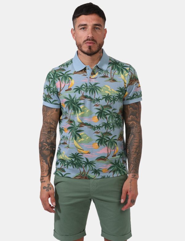 Polo Gant Fantasia - Polo su base azzurro pastello con stampa allover palme e tramonti in tinta coordinata. Presente collett