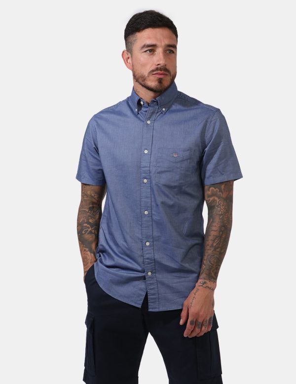 Camicia Gant Blu - Camicia a maniche corte in total blu denim. Presente taschino a toppa ad altezza cuore. La vestibilità è