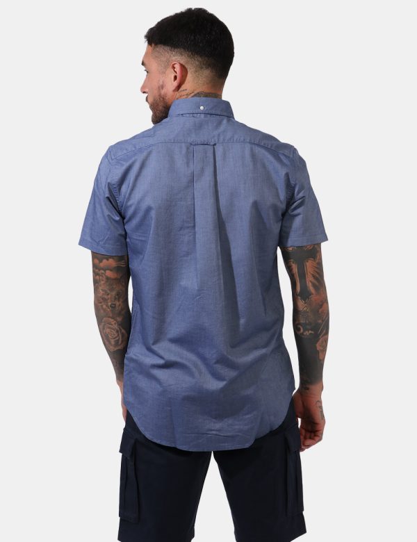 Camicia Gant Blu - Camicia a maniche corte in total blu denim. Presente taschino a toppa ad altezza cuore. La vestibilità è
