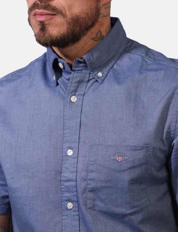 Camicia Gant Blu - Camicia a maniche corte in total blu denim. Presente taschino a toppa ad altezza cuore. La vestibilità è