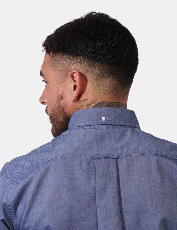 Camicia Gant Blu - Camicia a maniche corte in total blu denim. Presente taschino a toppa ad altezza cuore. La vestibilità è