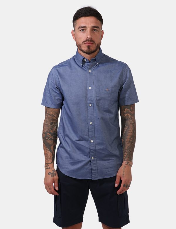 Camicia Gant Blu - Camicia a maniche corte in total blu denim. Presente taschino a toppa ad altezza cuore. La vestibilità è