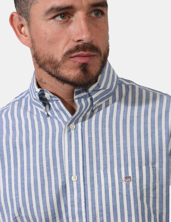 Camicia Gant Azzurro - Camicia classica da uomo rigata in tonalità bianco e azzurro. La vestibilità è morbida e pratica graz