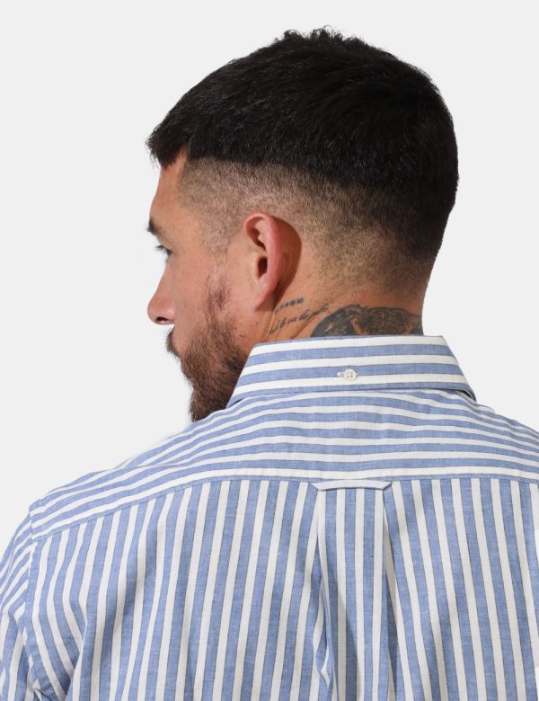 Camicia Gant Azzurro - Camicia classica da uomo rigata in tonalità bianco e azzurro. La vestibilità è morbida e pratica graz