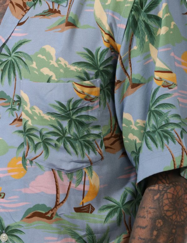 Camicia Gant Fantasia - Camicia a maniche corte su base floreale con tramonti e palme in tinta tendente al verde e all'azzur