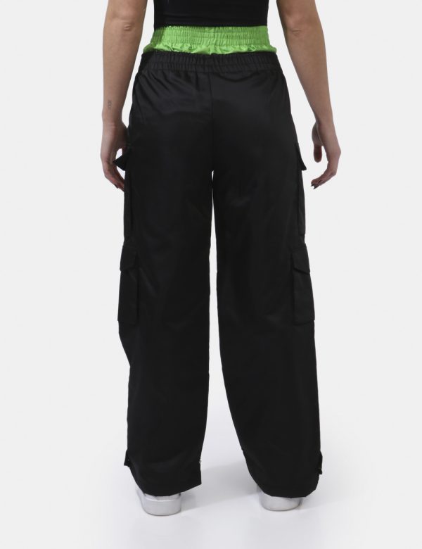 Pantaloni Disclaimer Nero - Pantaloni modello doppio girovita in total nero acetato più verde fluo. Presente logo brand in g