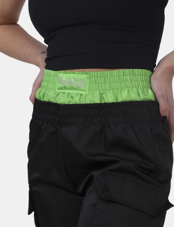 Pantaloni Disclaimer Nero - Pantaloni modello doppio girovita in total nero acetato più verde fluo. Presente logo brand in g