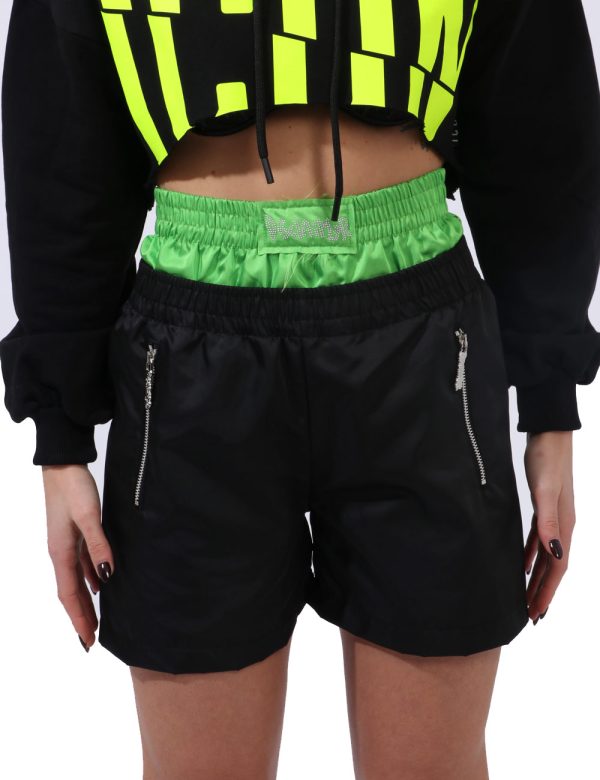 Shorts Disclaimer Nero - Shorts modello doppio girovita in total nero acetato più verde fluo. Presente logo brand in glitter