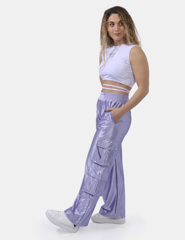 Pantaloni Disclaimer Viola - Pantaloni larghi in total lilla lucido con tasche a taglio trasversale più tasche a toppa later
