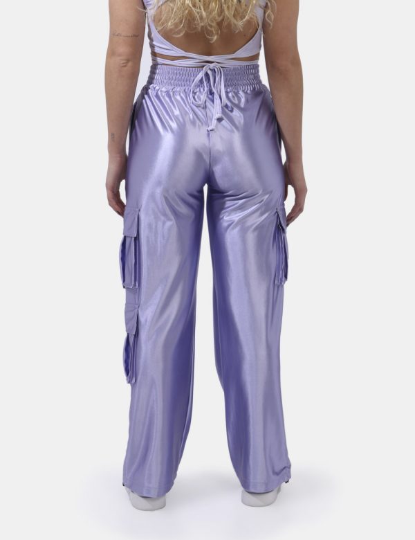 Pantaloni Disclaimer Viola - Pantaloni larghi in total lilla lucido con tasche a taglio trasversale più tasche a toppa later