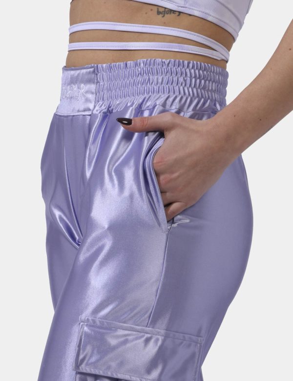 Pantaloni Disclaimer Viola - Pantaloni larghi in total lilla lucido con tasche a taglio trasversale più tasche a toppa later