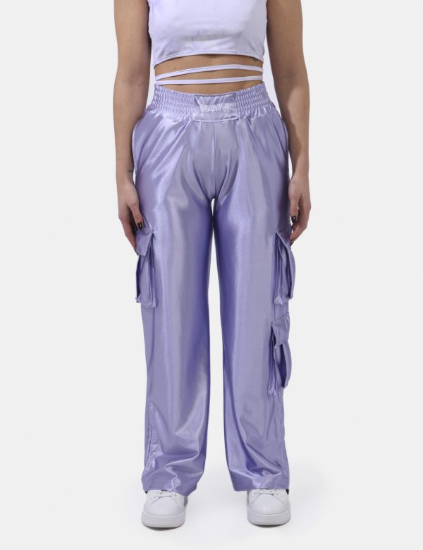 Pantaloni Disclaimer Viola - Pantaloni larghi in total lilla lucido con tasche a taglio trasversale più tasche a toppa later