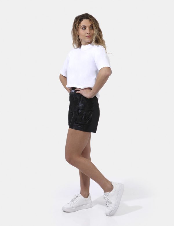 Shorts Disclaimer Nero - Shorts in total nero acetato. Presente logo brand ricamato bianco sull'elastico e tasche a toppa la