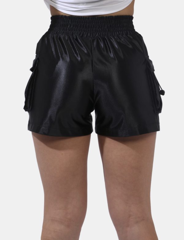 Shorts Disclaimer Nero - Shorts in total nero acetato. Presente logo brand ricamato bianco sull'elastico e tasche a toppa la