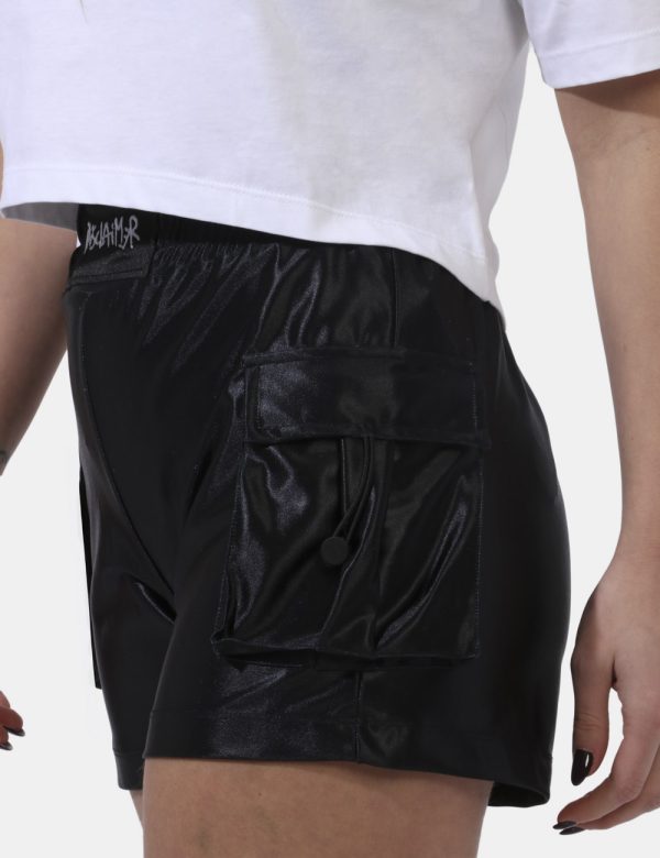 Shorts Disclaimer Nero - Shorts in total nero acetato. Presente logo brand ricamato bianco sull'elastico e tasche a toppa la