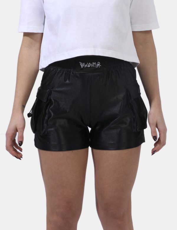 Shorts Disclaimer Nero - Shorts in total nero acetato. Presente logo brand ricamato bianco sull'elastico e tasche a toppa la