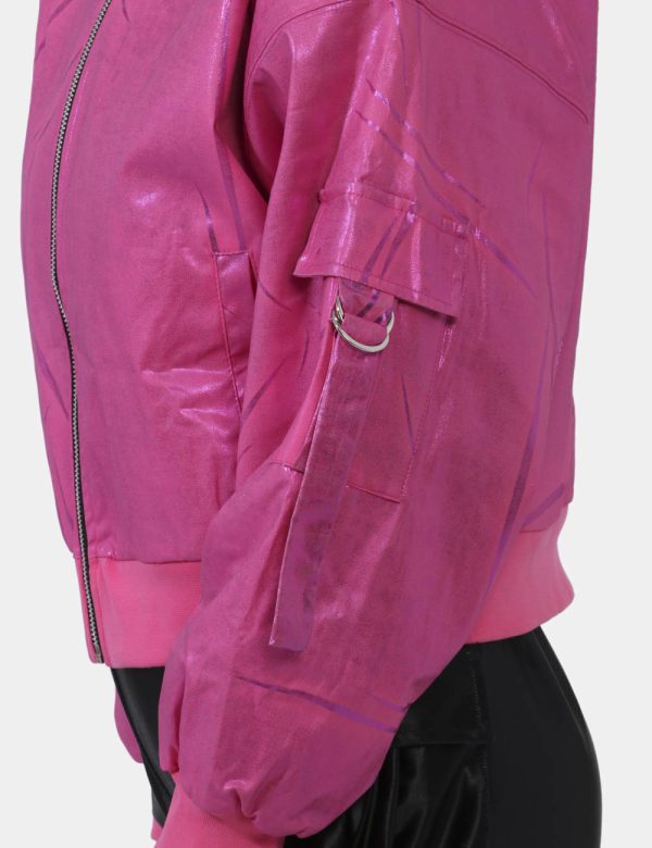 Giacca Disclaimer Fucsia - Giacca in total fucsia con tessuto patinato arricchito da dettagli viola. Presente tasche a tagli
