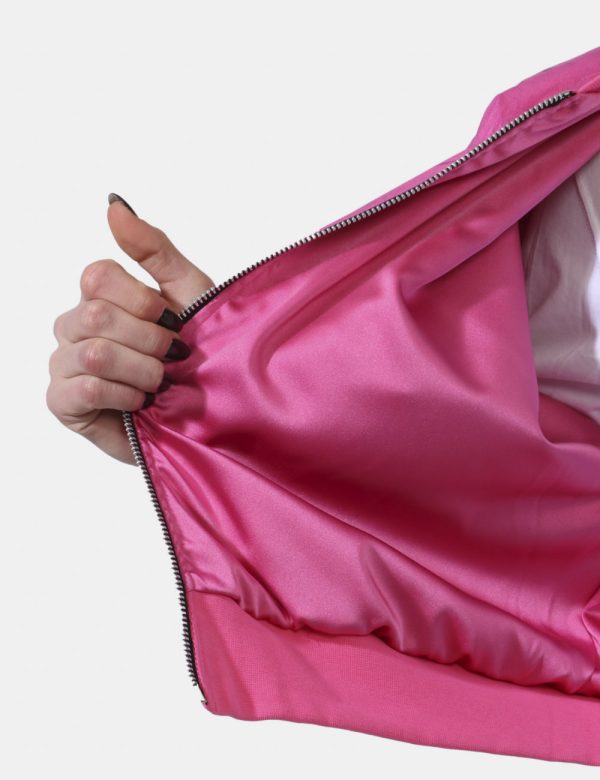 Giacca Disclaimer Fucsia - Giacca in total fucsia con tessuto patinato arricchito da dettagli viola. Presente tasche a tagli