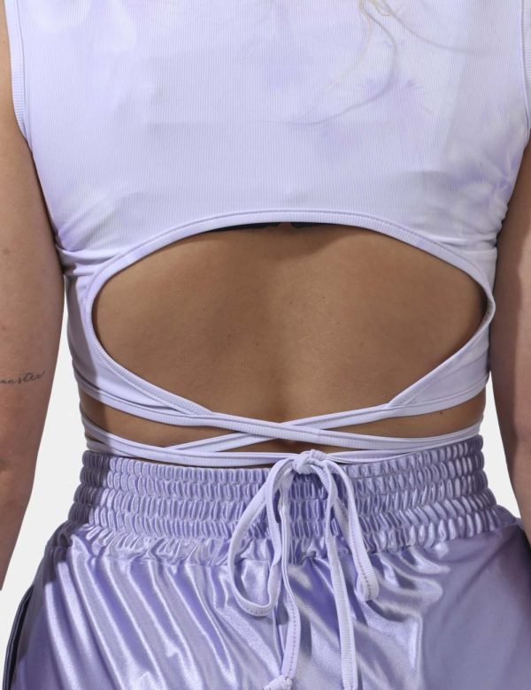 Top Disclaimer Viola - Top corto modello canotta su base lilla sfumato con logo brand ricamato in tinta. La vestibilità è mo