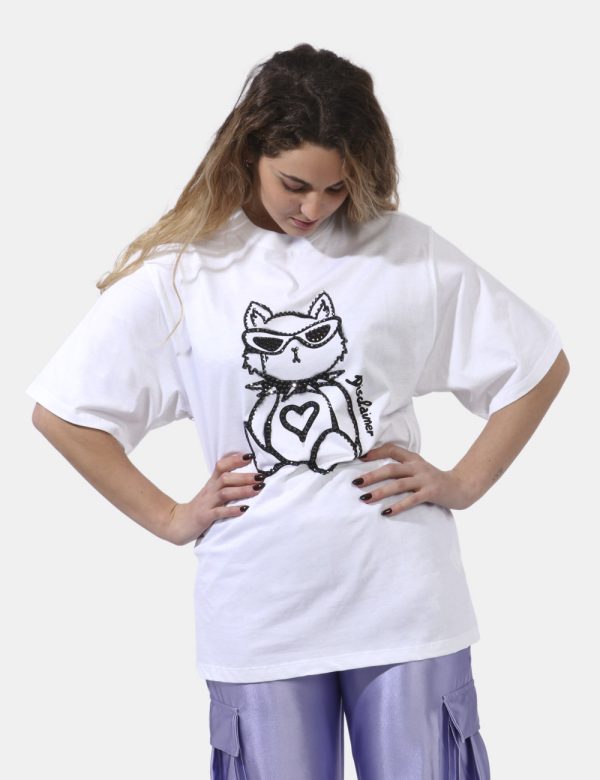 T-shirt Disclaimer Bianco - T-shirt su sfondo bianco con stampa stilizzato gattino in glitter neri. La vestibilità è morbida