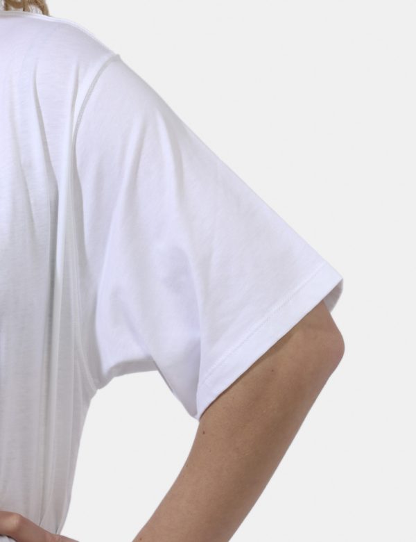 T-shirt Disclaimer Bianco - T-shirt su sfondo bianco con stampa stilizzato gattino in glitter neri. La vestibilità è morbida