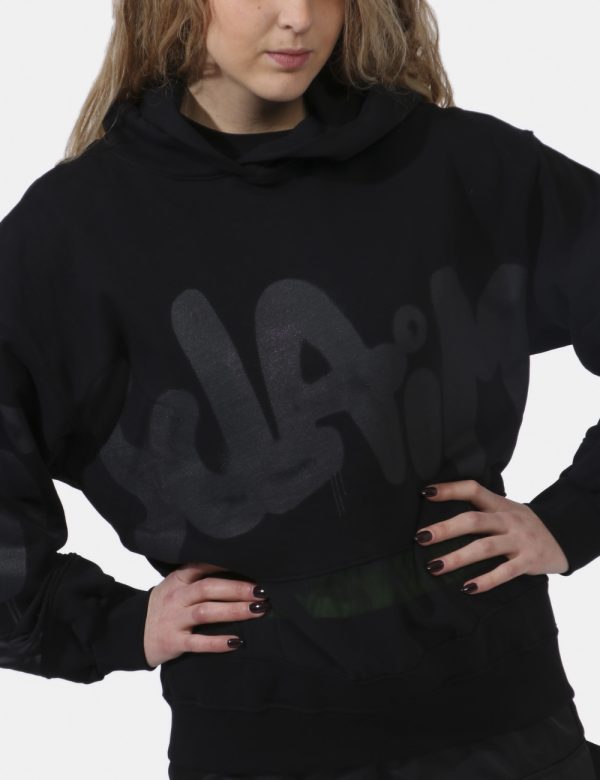 Felpa Disclaimer Nero - Felpa con cappuccio in total nero con stampa logo brand in grigio. Ulteriore dettaglio è rappresenta