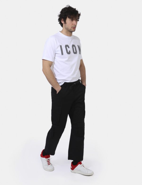 Pantaloni Disclaimer Nero - Pantaloni in total nero con tasche a taglio trasversale più doppie tasche a toppa laterali. La v