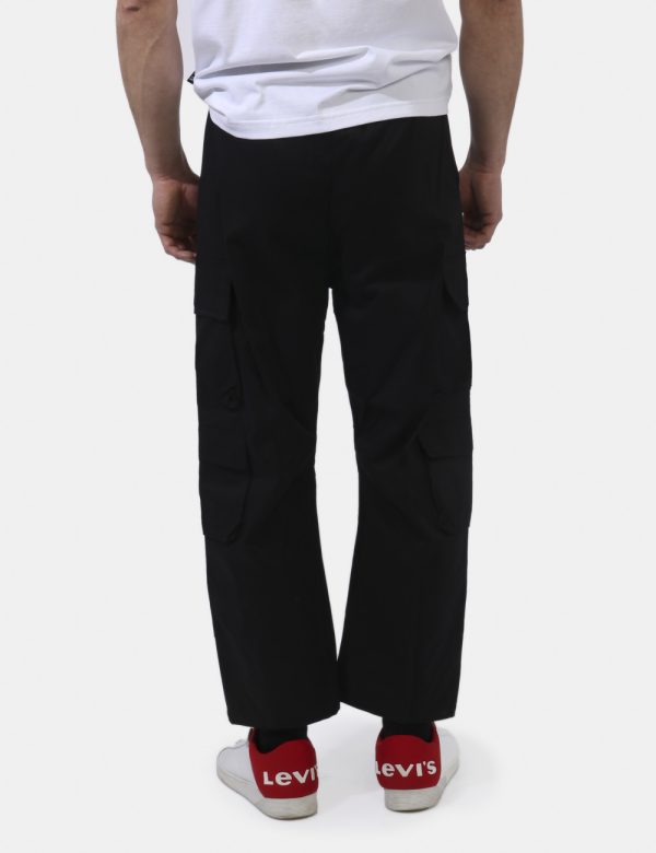 Pantaloni Disclaimer Nero - Pantaloni in total nero con tasche a taglio trasversale più doppie tasche a toppa laterali. La v