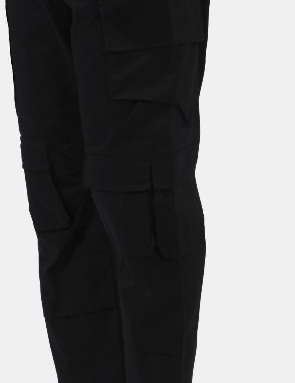Pantaloni Disclaimer Nero - Pantaloni in total nero con tasche a taglio trasversale più doppie tasche a toppa laterali. La v