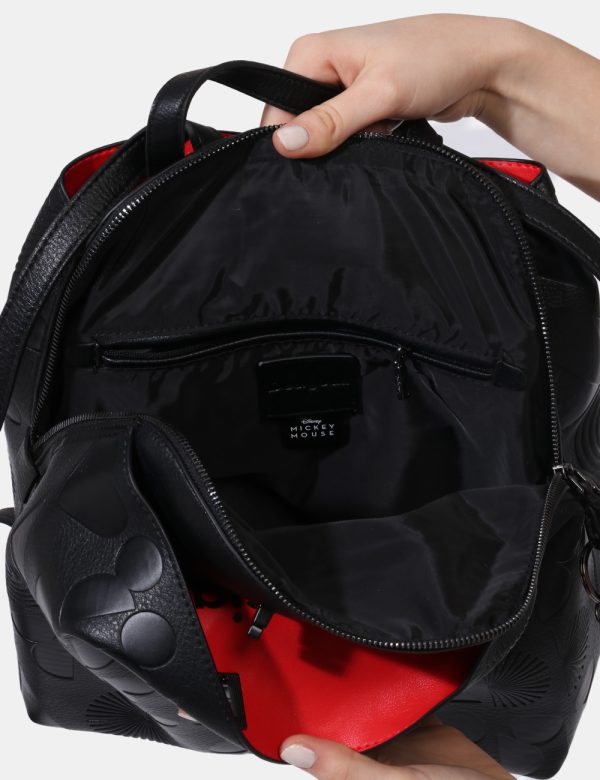 Zaino Desigual Nero - Zaino in simil pelle morbido su base nera sagomata con vari disegnini. Presente tascone principale con