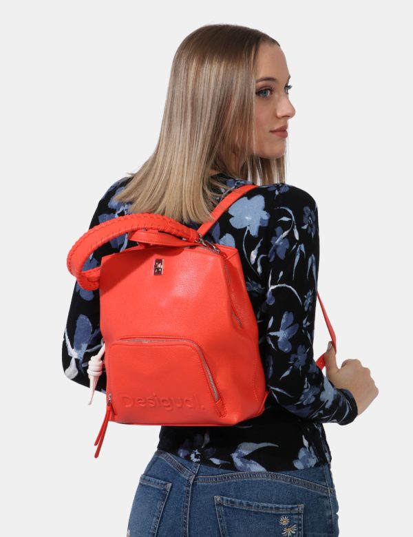 Zaino Desigual Arancione - Zaino in simil pelle morbido in total arancione con logo brand sagomato. Presente tascone princip