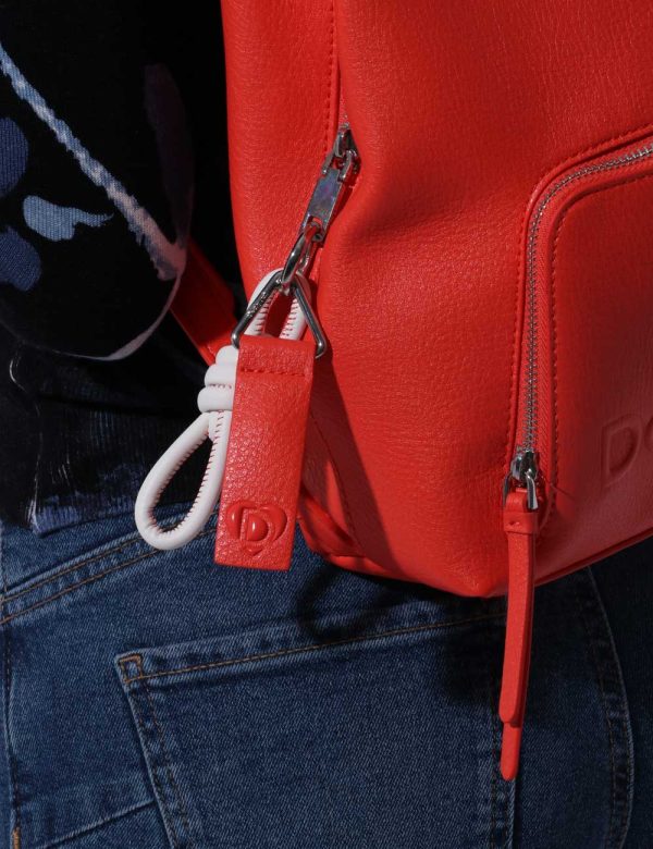 Zaino Desigual Arancione - Zaino in simil pelle morbido in total arancione con logo brand sagomato. Presente tascone princip