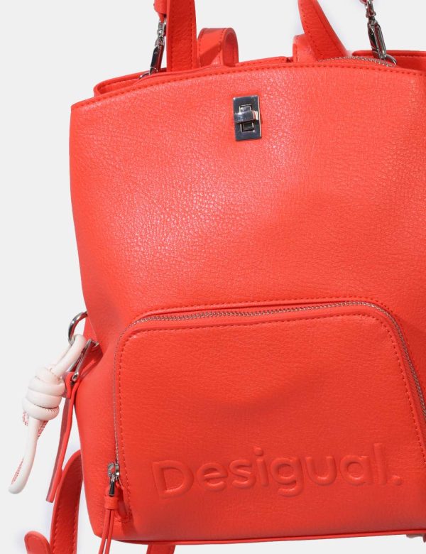Zaino Desigual Arancione - Zaino in simil pelle morbido in total arancione con logo brand sagomato. Presente tascone princip