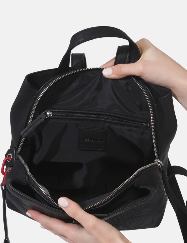 Zaino Desigual Nero - Zaino in simil pelle morbido su base nera sagomata con disegnini floreali. Presente tascone principale