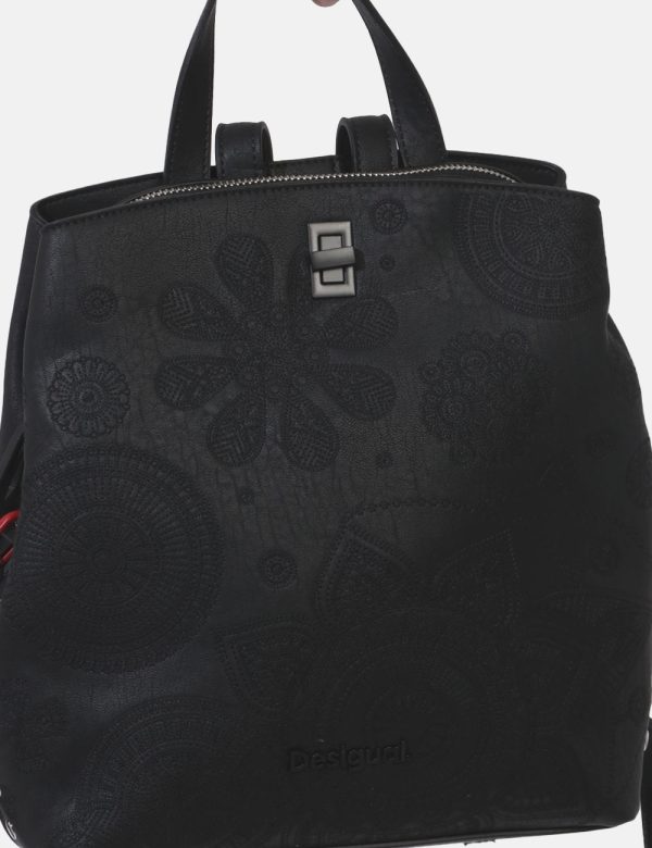 Zaino Desigual Nero - Zaino in simil pelle morbido su base nera sagomata con disegnini floreali. Presente tascone principale