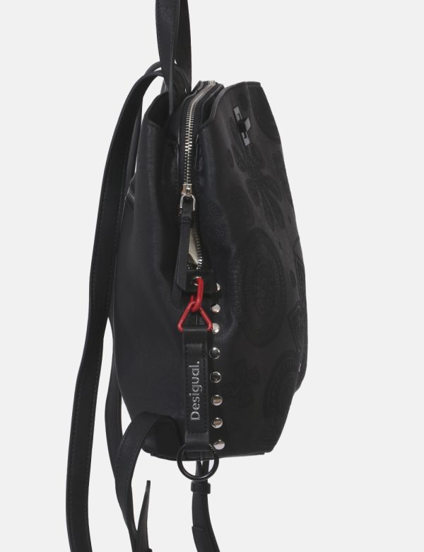Zaino Desigual Nero - Zaino in simil pelle morbido su base nera sagomata con disegnini floreali. Presente tascone principale