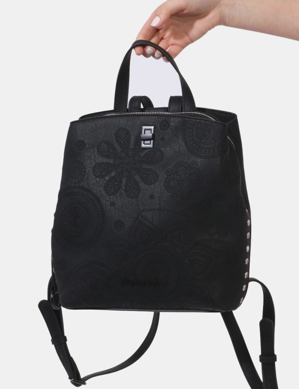 Zaino Desigual Nero - Zaino in simil pelle morbido su base nera sagomata con disegnini floreali. Presente tascone principale