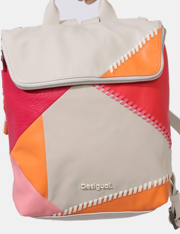 Zaino Desigual Beige - Zaino in simil pelle morbido su base beige con colorazione a blocchi in tonalità tendenti al rosa. Pr