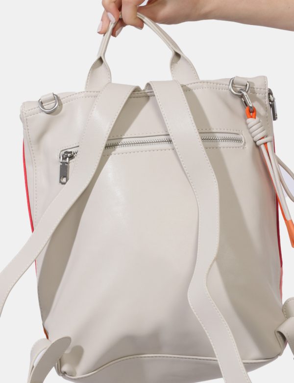 Zaino Desigual Beige - Zaino in simil pelle morbido su base beige con colorazione a blocchi in tonalità tendenti al rosa. Pr
