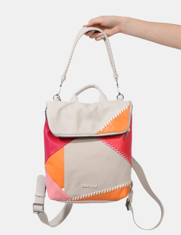 Zaino Desigual Beige - Zaino in simil pelle morbido su base beige con colorazione a blocchi in tonalità tendenti al rosa. Pr