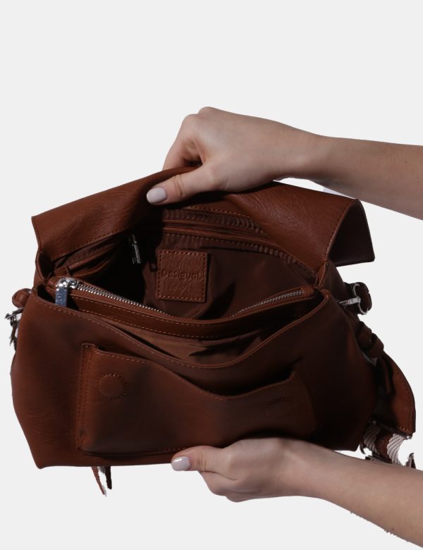 Borsa Desigual Marrone - Borsa a tracolla di medie dimensioni in total marrone cioccolato. La bag si compone di doppio scomp