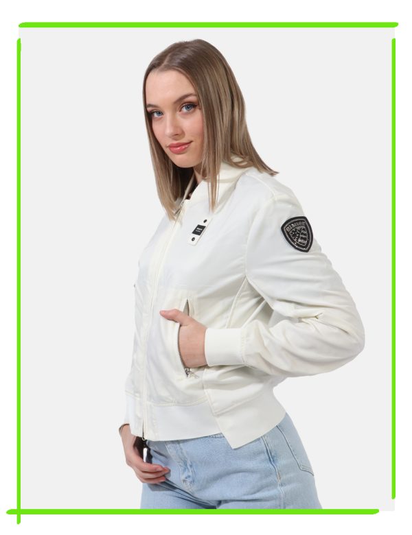 Giacca Blauer Bianco - Giacca simil giubbino leggero in total bianco con girocollo a V in tessuto. Presenti tasche a taglio